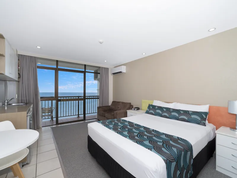 Spectacular Waterfront Position