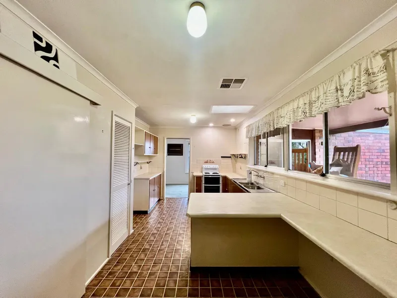 Spacious Property for Rent in Modbury North with Additional Room and Generous Living Area