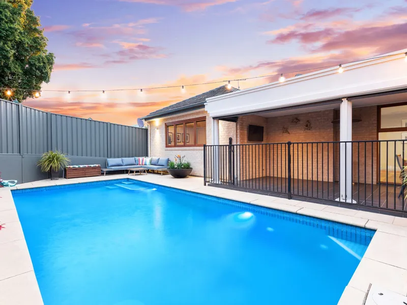 LARGE FAMILY HOME WITH ENTERTAINING IN MIND!