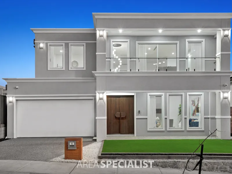 ARCHITECTURAL CHIC BRAND NEW FAMILY HOME
