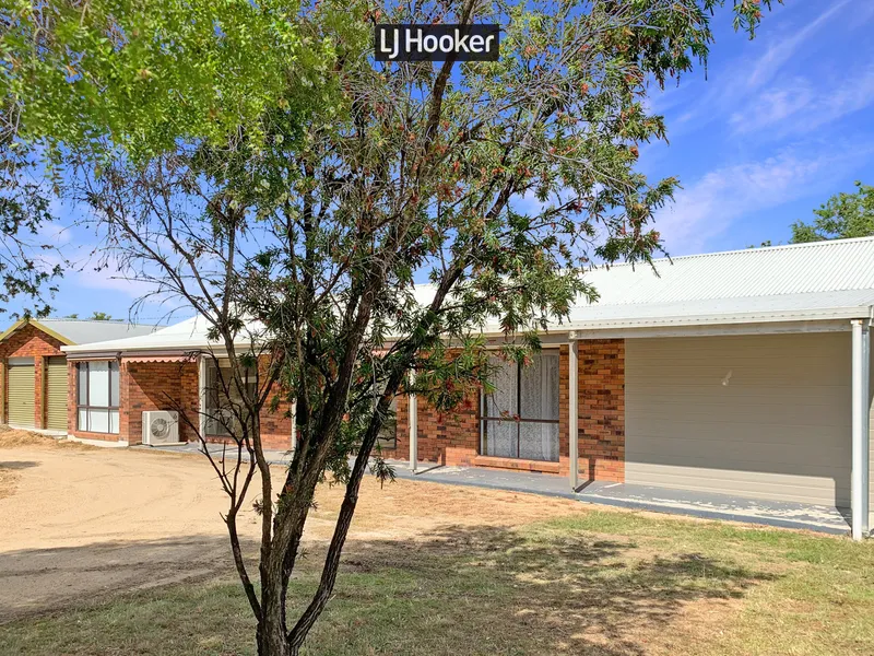 Acreage Living at its Best!