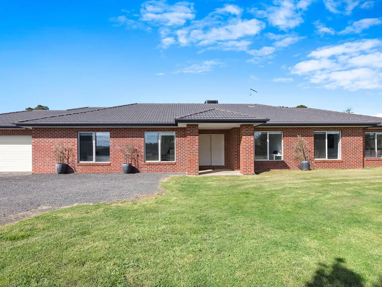 Spacious Family Retreat on Over Half an Acre in Peaceful Ballan Court!