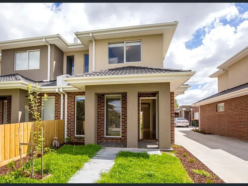 MODERN 2 BEDROOM TOWNHOUSE PERFECT LOCATION