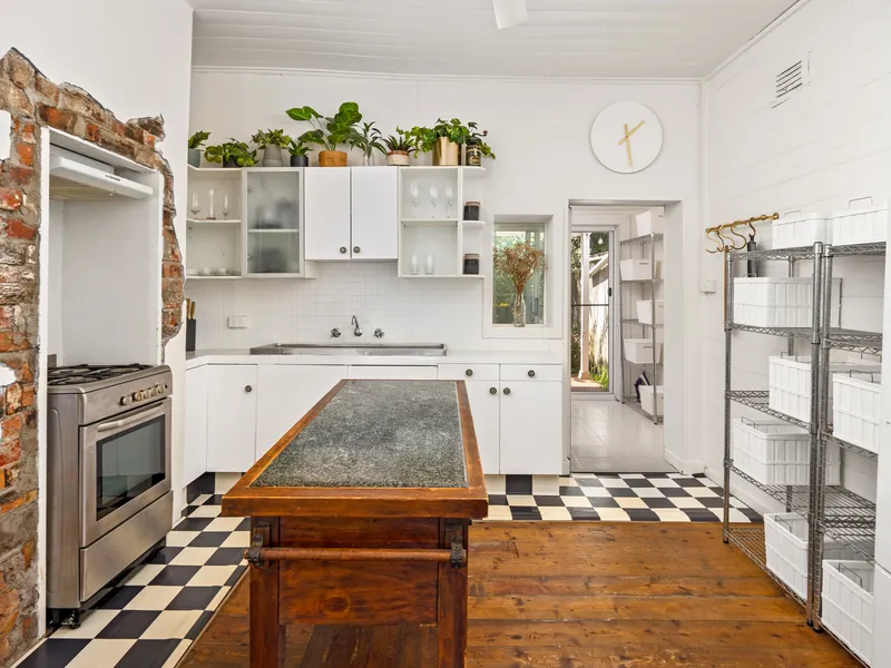 Furnished terrace in ideal precinct.