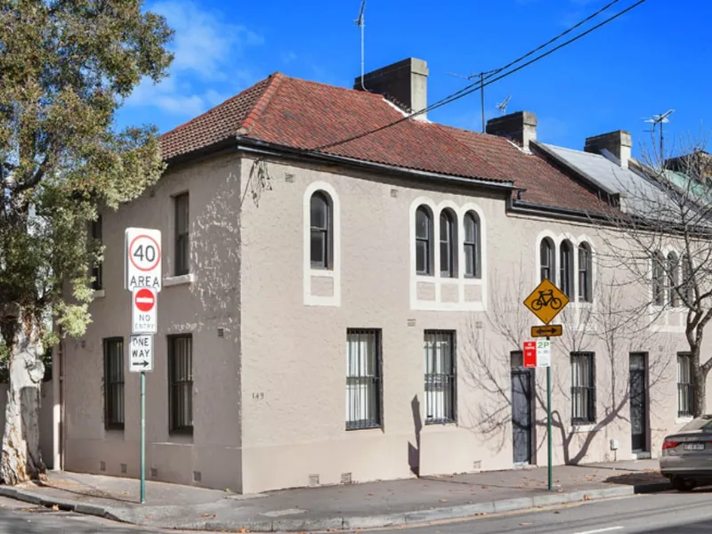 GREAT LOCATION - IN THE HEART OF SURRY HILLS! 