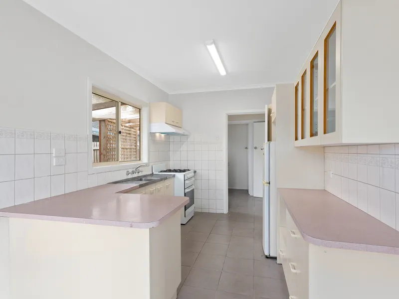 Low-Maintenance Living With 3 Bedrooms - Lawn Mowing Included 