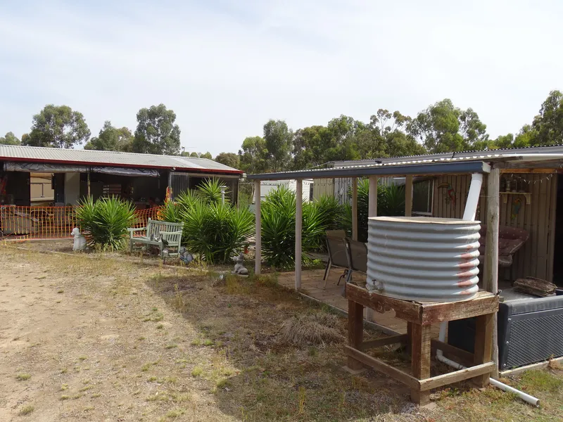BUSH SHACK WITH HEAPS OF SERENITY