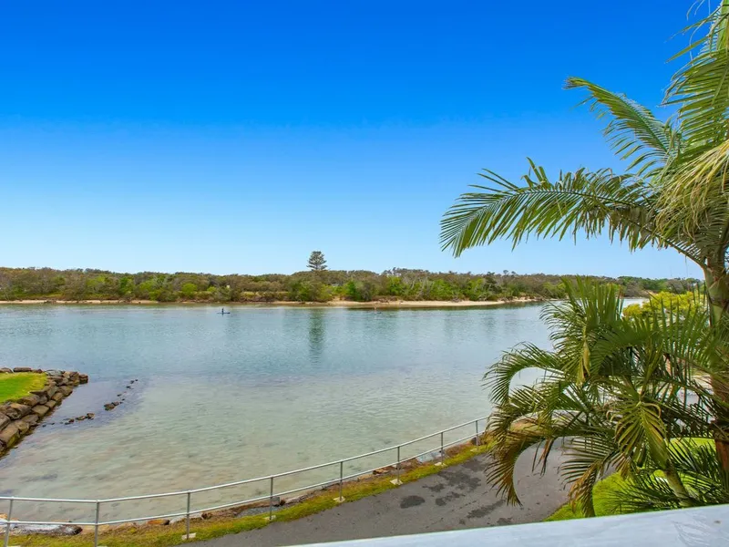Sunrise Cove,Absolute Waterfront Location,Spacious 2 Bedroom Fully Furnished Apartment,3 month Lease offered,5 Mins Walk to Beach,10mins  Shops,Cafes 