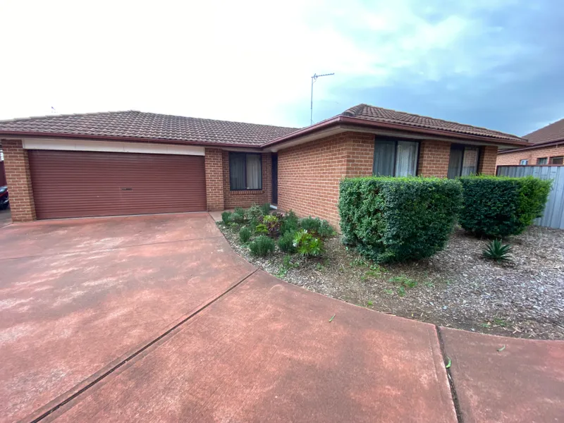 3 bedroom villa with built-in robe to all bedrooms, Open plan kitchen, dining and loungeroom with split system air conditioning. Double garage and Cou