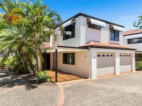 Cleveland …immaculate 3 bed townhouse. In small complex