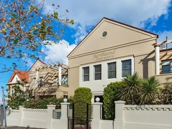 Ultra spacious 3 Bed, 2 Bath + DLUG with new paint & new floating floor