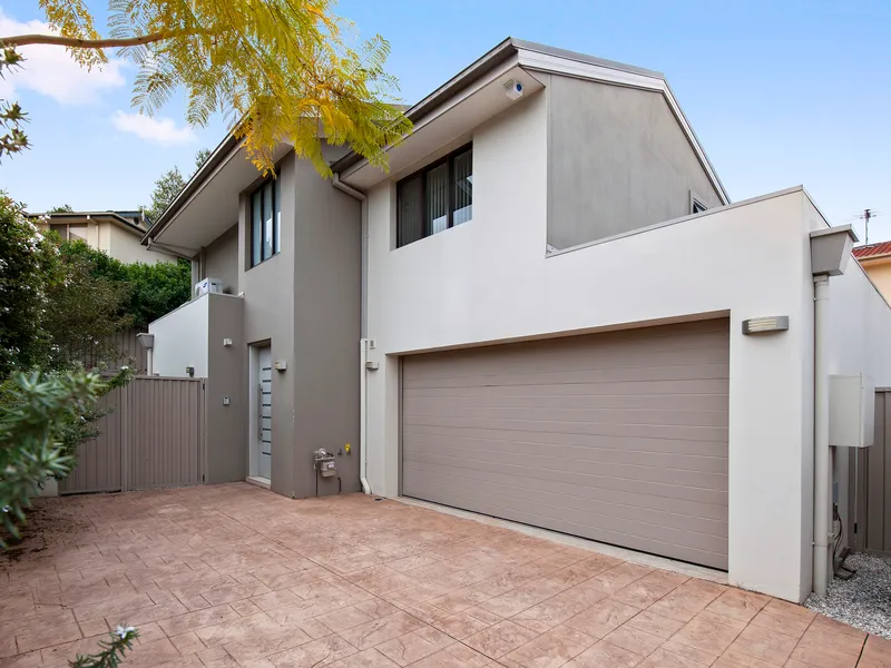 Stunning Architectural Home in Best Location of Castle Hill !