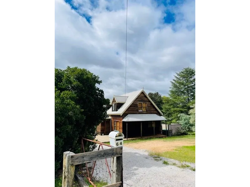 Quaint timber cottage with views