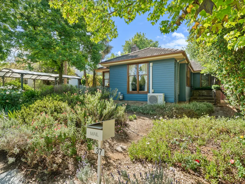 Picturesque original-footprint cottage steps from Lake Burley Griffin