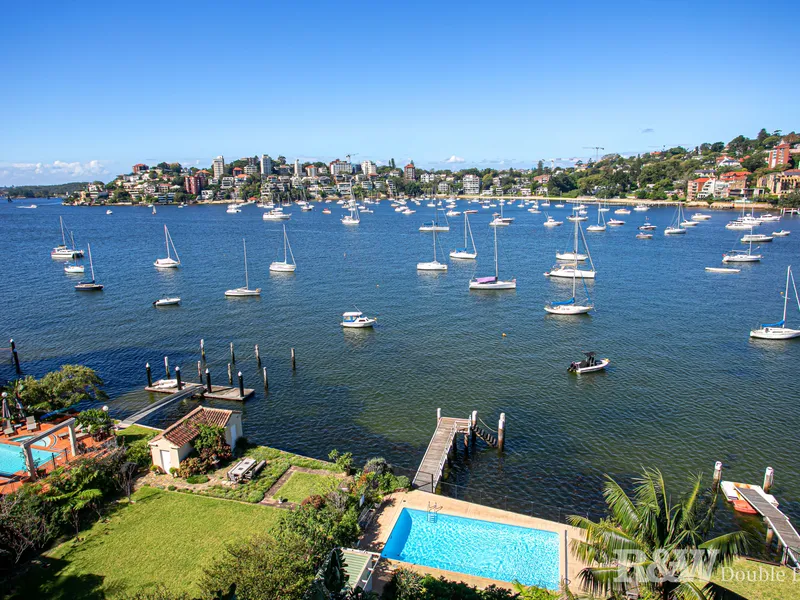 Grand 3 Bedroom Apartment with Harbour Views