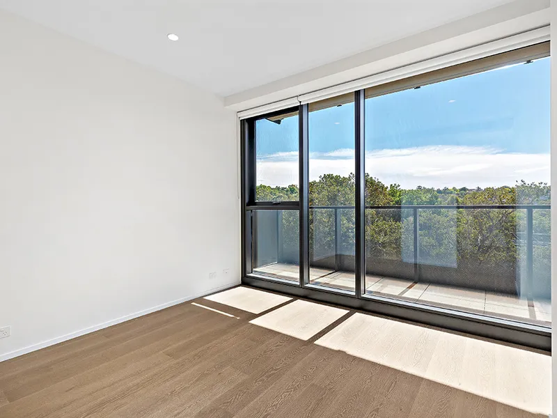 Three Bedrooms Apartment With Yarra River View. 