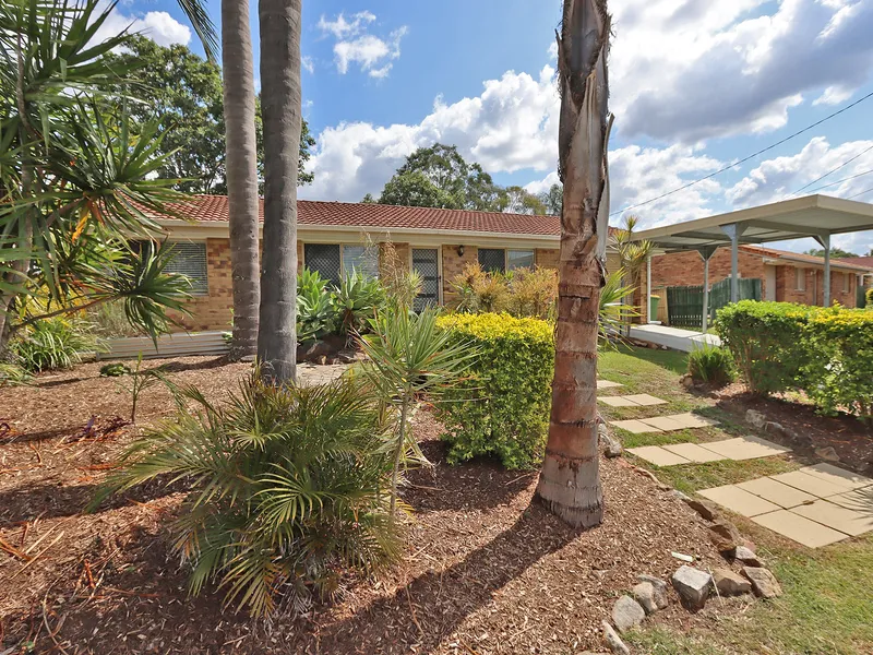 SUPER TIDY, SPACIOUS YARD, COVERED PATIO