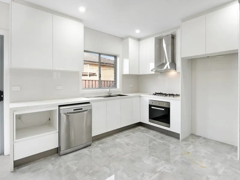 SPACIOUS NEAR-NEW 3 BEDROOM GRANNY FLAT