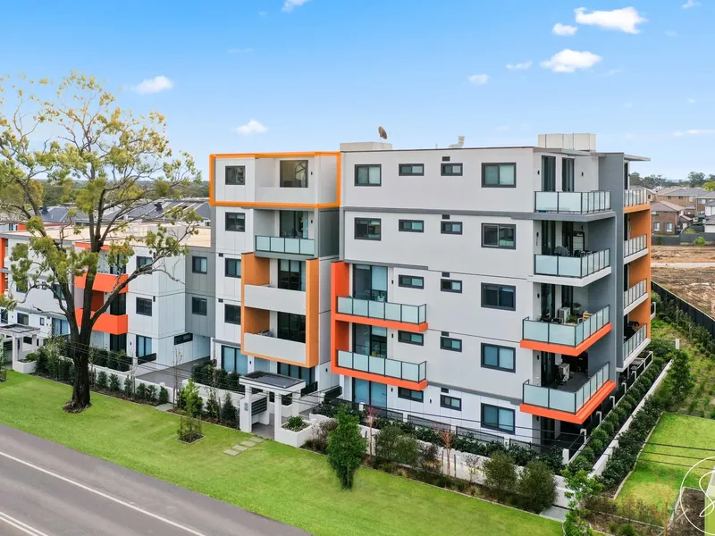 STYLISH, TOP FLOOR, MODERN APARTMENT IN A CONVENIENT LOCAL!