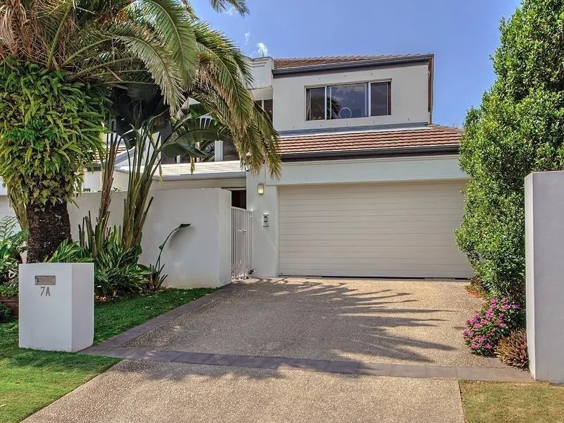 3 Bedroom 3 Bathroom two level family sized Villa in Budds Beach!