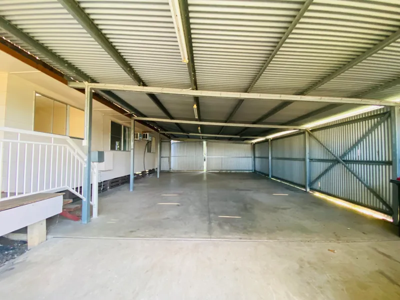 BEAUTIFULLY PRESENTED 4 BEDROOM HOME ON A HUGE 899M2 BLOCK WITH LOCKABLE 6 BAY CARPORT! FANTASTIC INVESTMENT 11% YIELD!