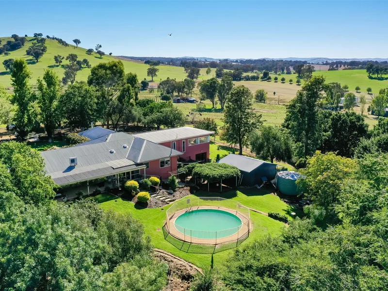 Exceptional Lifestyle/Acreage In The Holbrook District