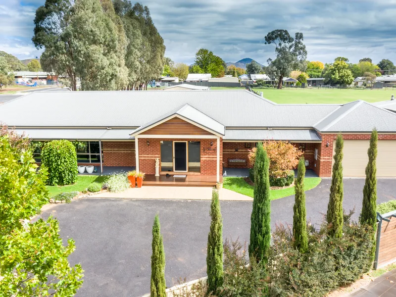 Country Luxe- Walk to town!