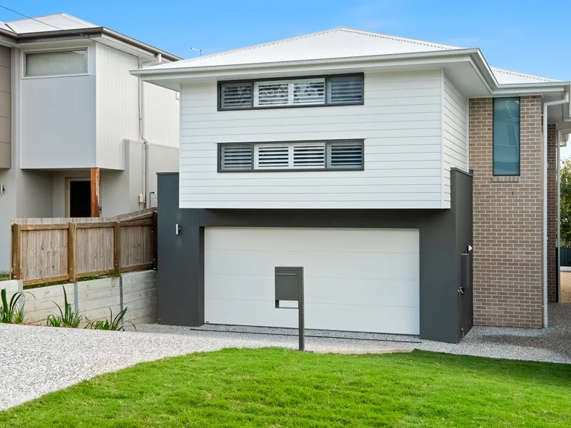 NEW BUILD - FANTASTIC LOCATION