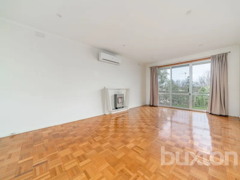 SPACIOUS SUNLIT TWO BEDROOM APARTMENT IN THE TREE TOPS!