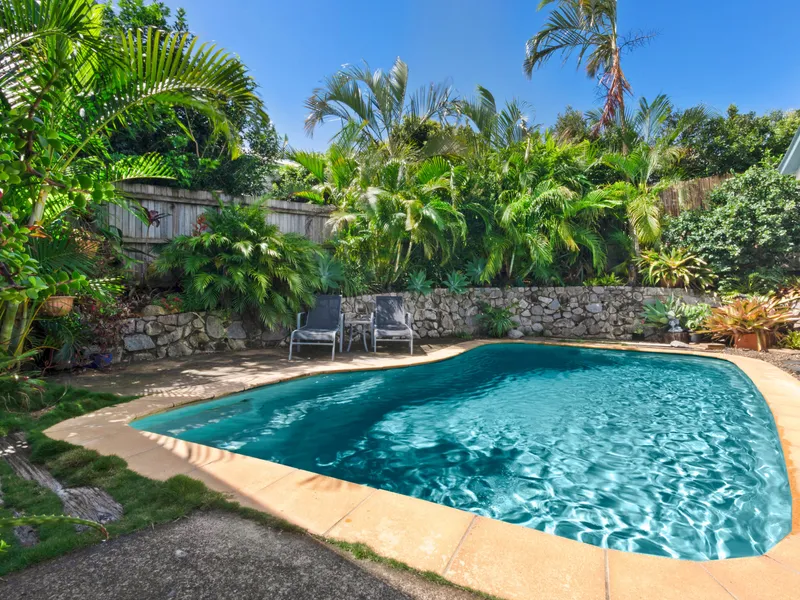 FAMILY HOME WITH PRIVATE ENTERTAINMENT & POOL
