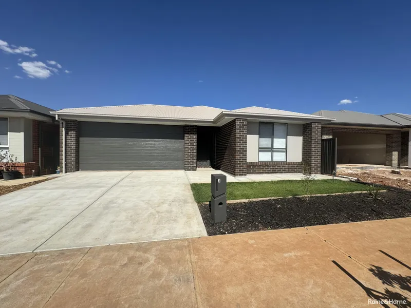 Near New 4 Bedroom 2 Living Area Home