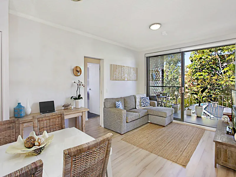 BEAUTIFUL SUN-FILLED APARTMENT IN THE HEART OF DEE WHY!