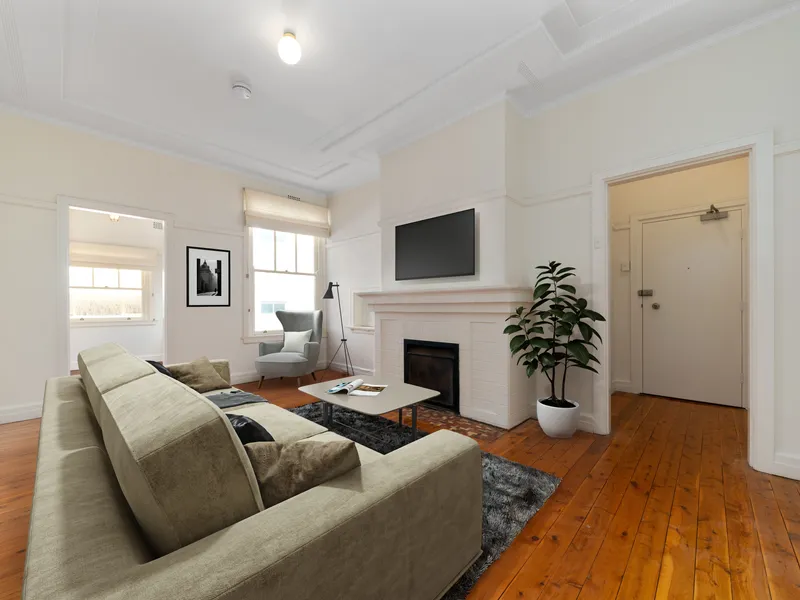Sun-lit Harbour Side Apartment with Bonus Sunroom