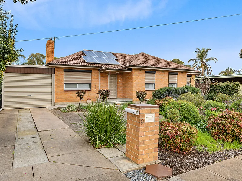 IMMACULATELY PRESENTED 3 BEDROOM HOME, SET IN DRESS CIRCLE LOCATION. SAME FASTIDIOUS HOME OWNERS SINCE 1965!