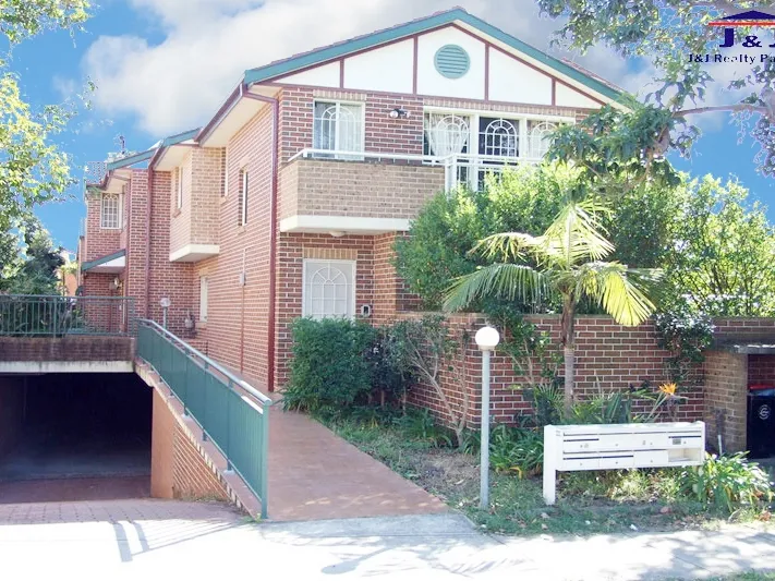 Full Brick 4 Bedrooms Townhouse