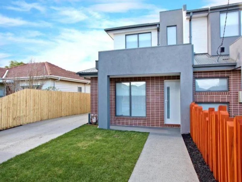 AS NEW TOWNHOUSE IN GREAT LOCATION