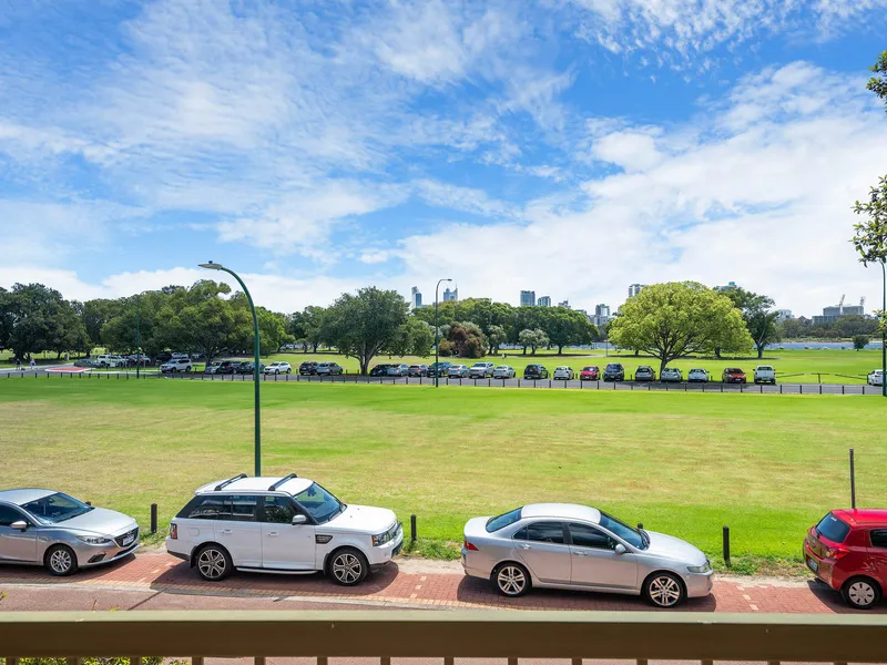 Phenomenal Riverside Location