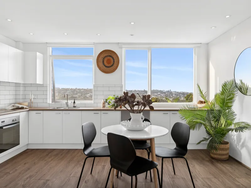 Elevated Coastal Living: Panoramic Views and Modern Comfort