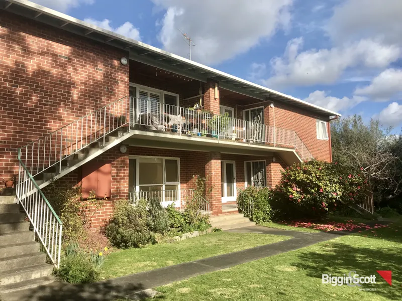 Quiet Ground Floor Living in A Blue-ribbon Locale