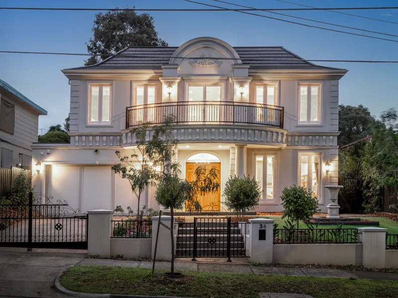 An Elegant Luxury House - Rest Your Eyes On Nothing Except Beauty in Glen Waverley