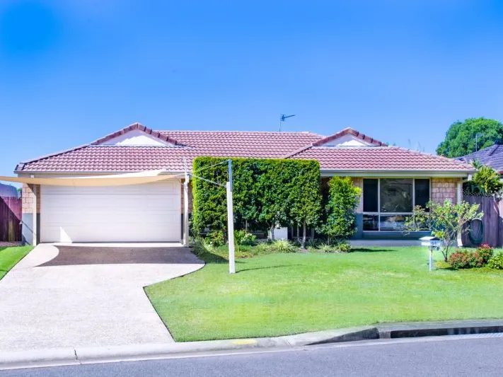 Beautiful family house with a large outdoor entertaining Deck area & backyard!