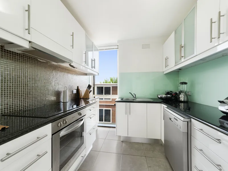 This wonderfully located 2 bedroom apartment will tick all the boxes!