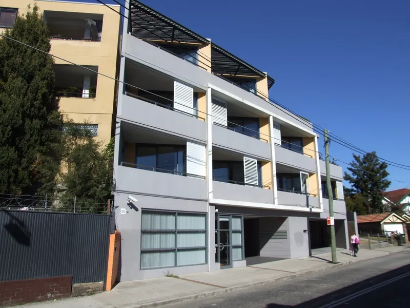TOP FLOOR 2 BEDROOM UNIT IN SECURITY BLOCK