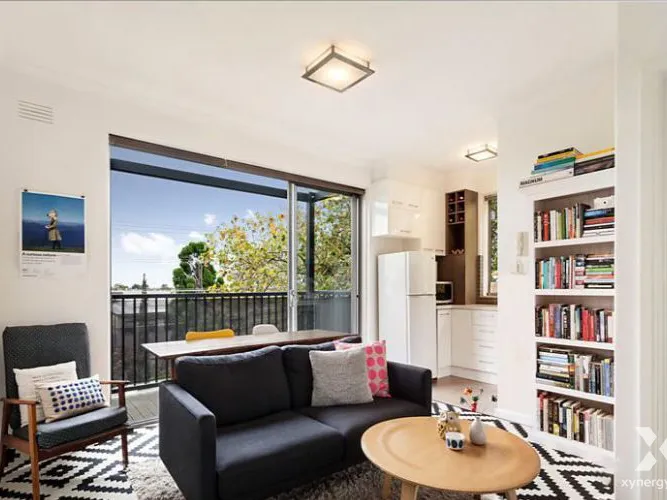 Spacious One Bedroom Unit at the Heart of St Kilda! (Water Inclusive)