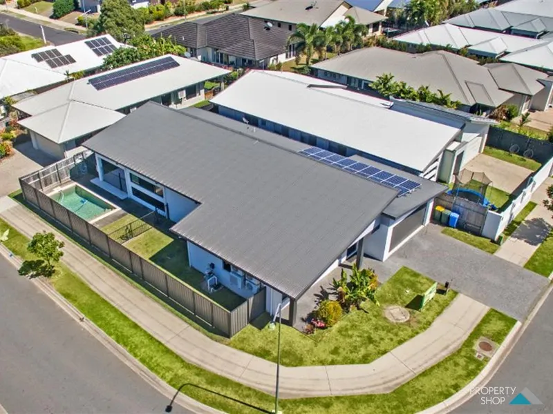 EXECUTIVE LIVING ON A CORNER ALLOTMENT