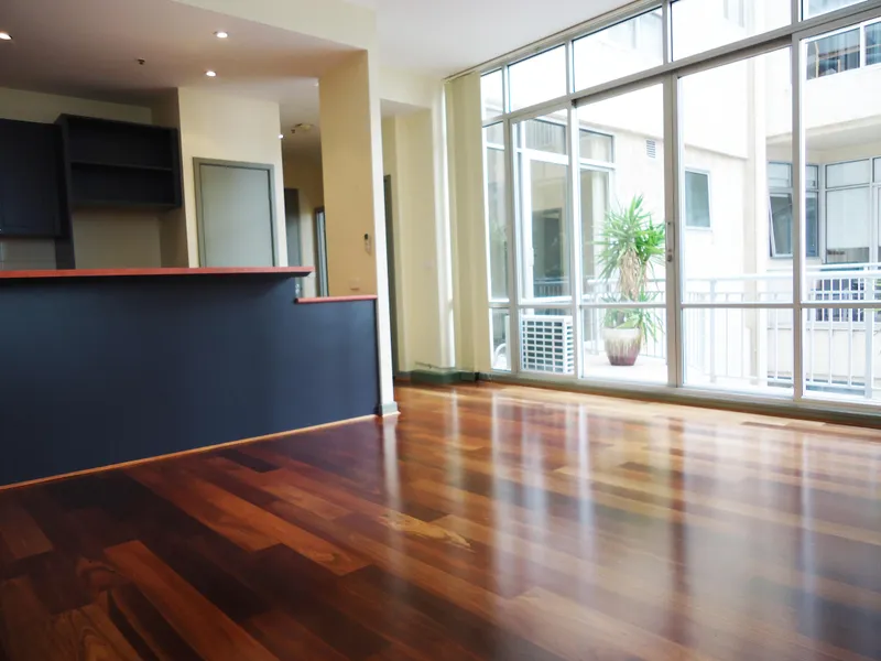 SPACIOUS ONE BEDROOM APARTMENT WITH CARPARK!