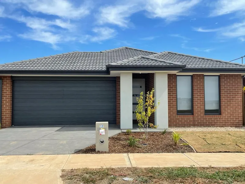 BRAND NEW- STUNNING 4 BEDROOMS FAMILY  HOME IN WERRIBEE!