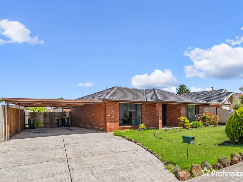 CHARMING FAMILY HOME IN IDEAL LOCATION!