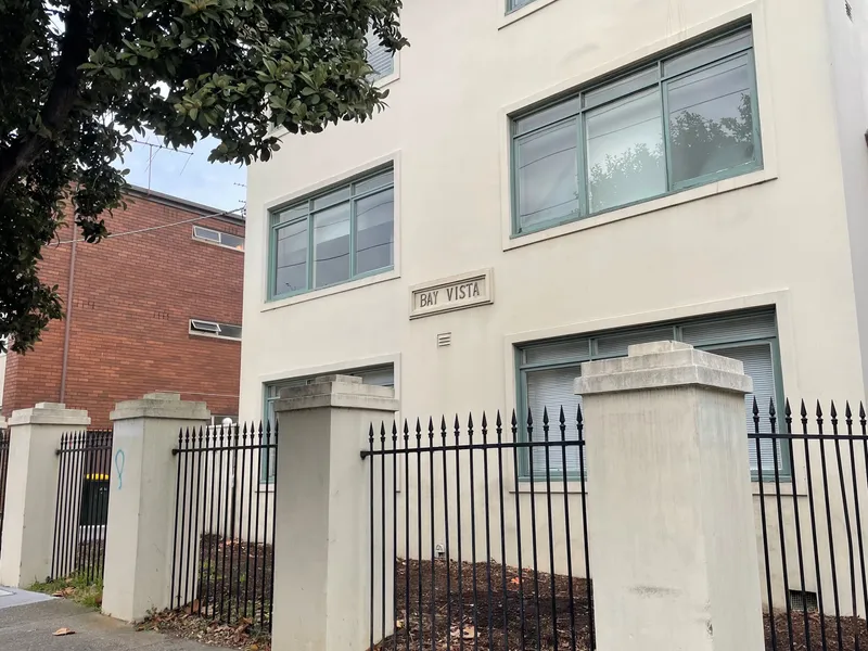 Spacious 1 Bedroom Apartment - Good Location
