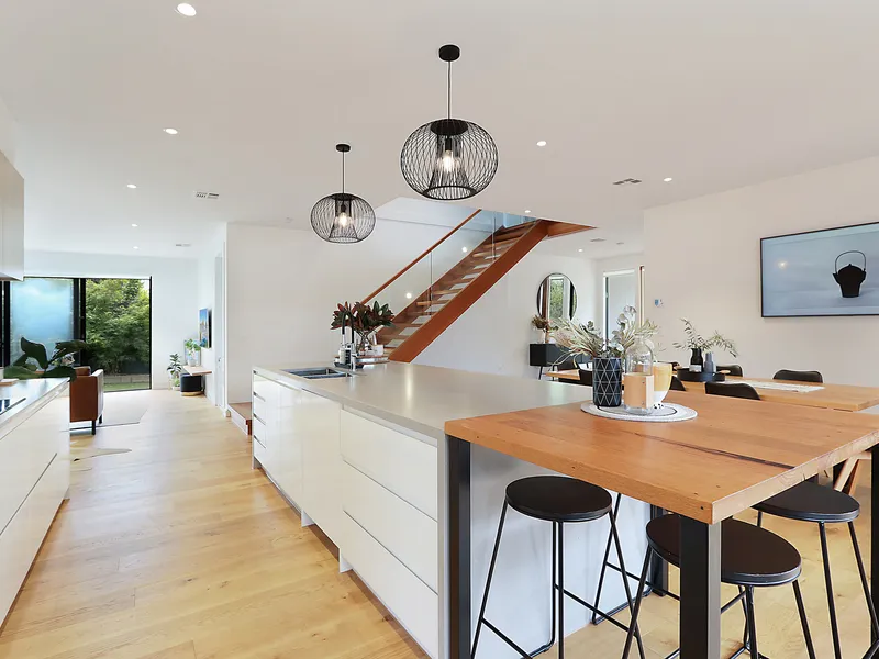 Style & luxury in exclusive cul-de-sac